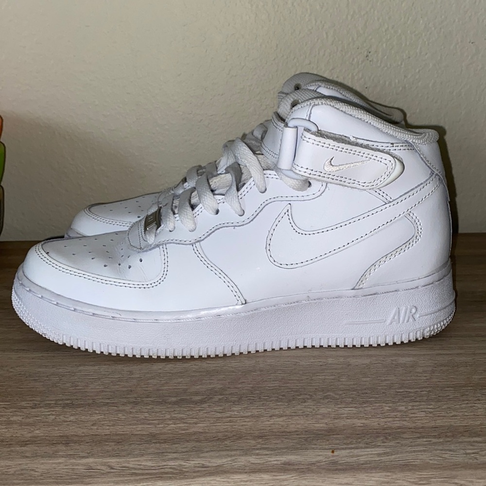 Nike Air Force 1 Mid LE